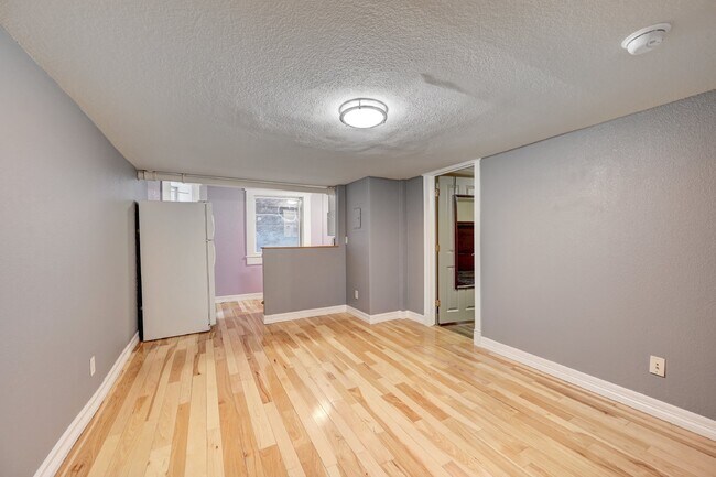 Building Photo - $950.00 - 1 bed, 1 bath charming Condo in the Heart of Denver!