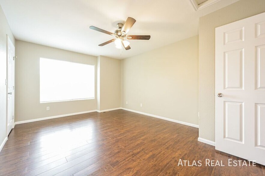 Building Photo - 5563 N Ensenada St