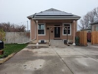 Building Photo - 2 Bedroom 1 Bath Home Utilities Included *MOVE IN SPECIAL*