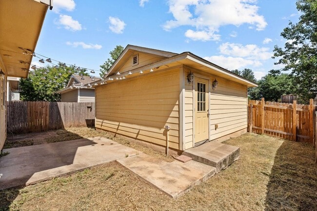 Building Photo - Charming 2-story 3 bedroom home- Available...
