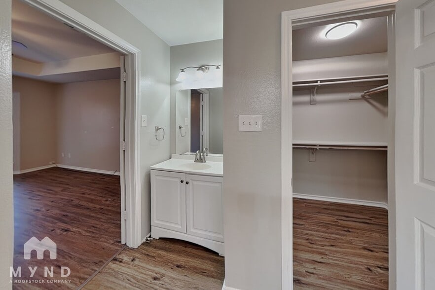 Building Photo - 2526 Sunset Dr