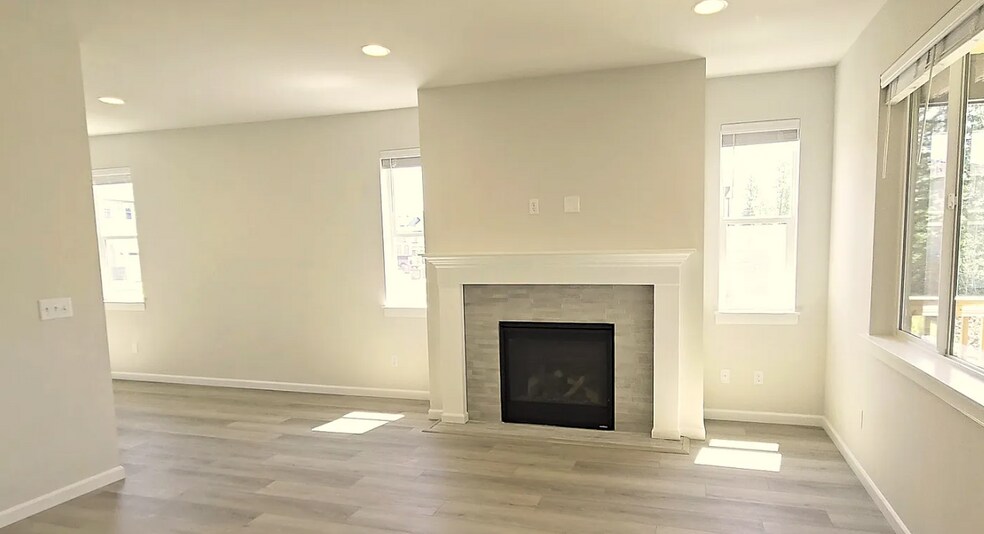 Building Photo - 14936 Tyee Dr E