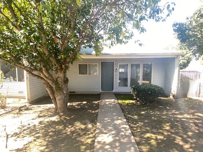 Building Photo - 2 Bedroom with an Additional Bonus Room Upstairs