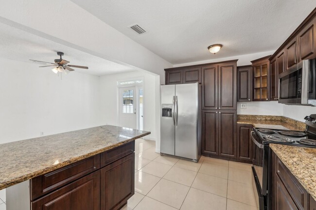 Building Photo - 2-Bedroom, 1.5-Bathroom Home in Tampa – Pe...