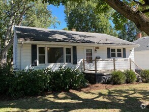 Building Photo - Great Central Location and spacious living...