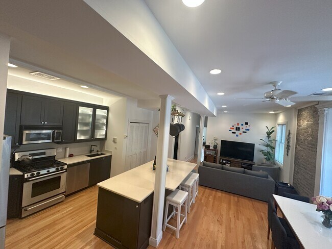 Building Photo - 807 W Buckingham Pl