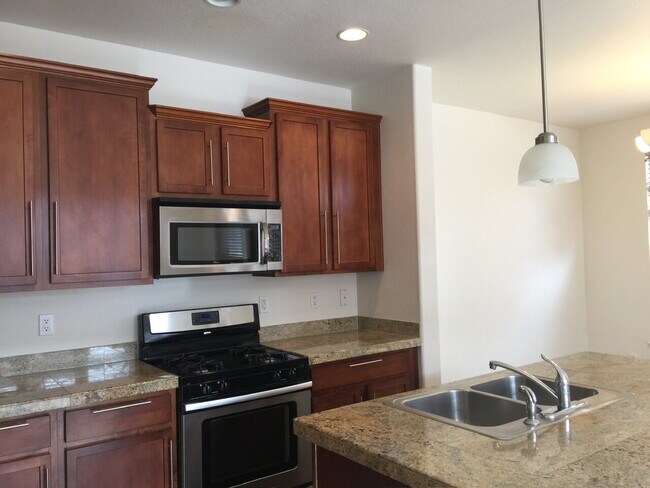 Building Photo - "Spacious 3-Bed, 3-Bath Townhouse with Gra...