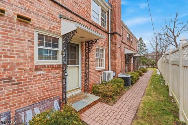 Building Photo - 260 Walnut St