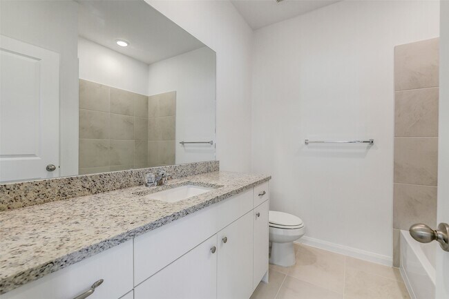 Building Photo - 13610 Pine Dr