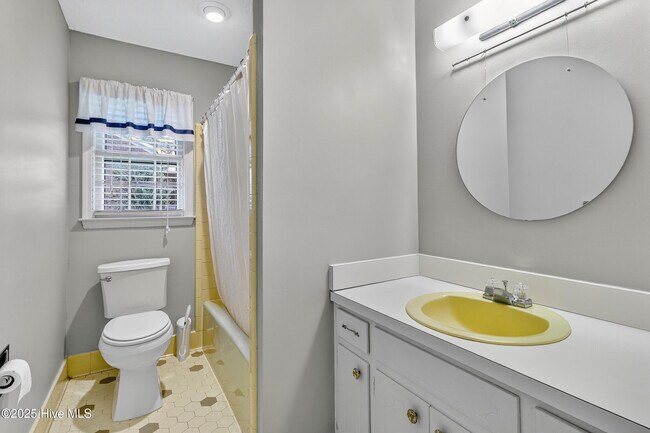 Building Photo - 259 Shoreline Dr