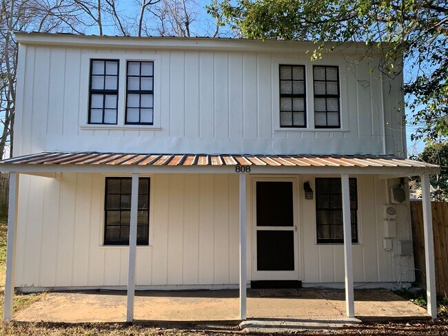 Building Photo - 3BR Cottage in Historic District