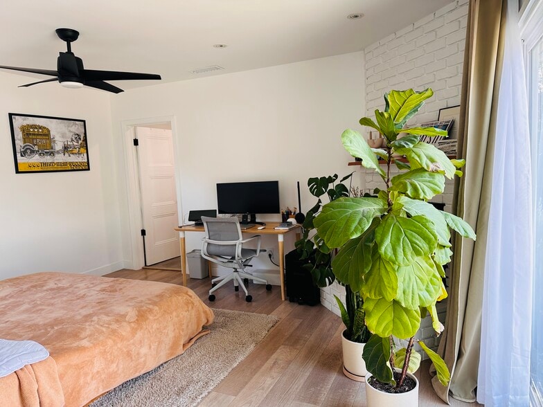 Building Photo - 2460 Glenrose Ave