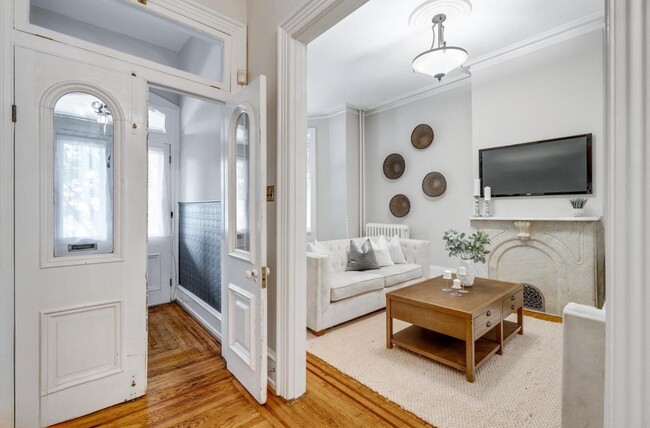 entryway/living room - 5029 Morris St