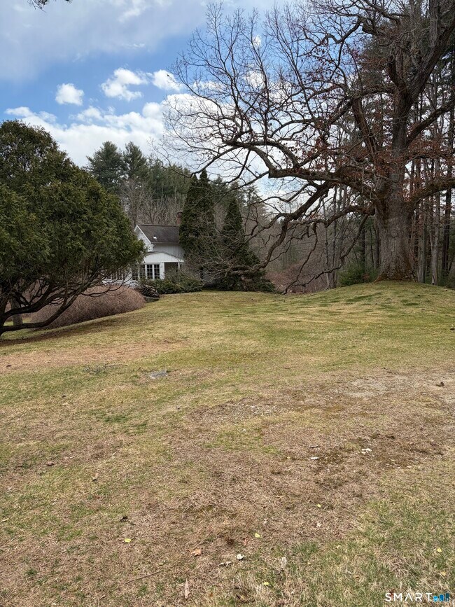 Building Photo - 310 Valley Rd