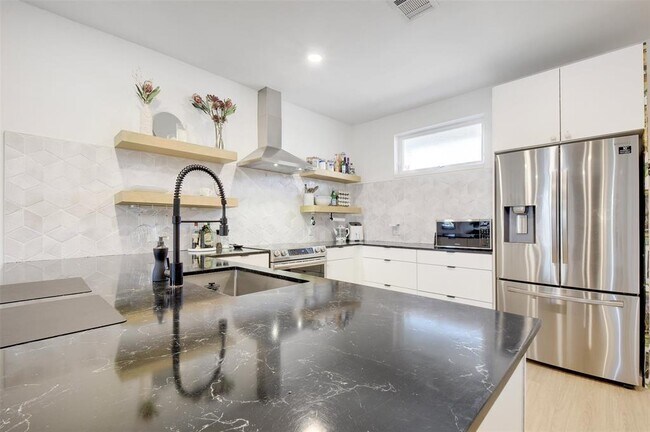 Building Photo - 2709 E 5th St.