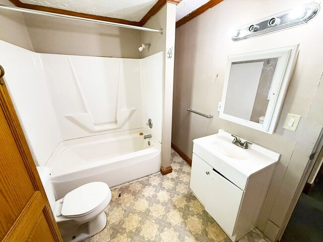 Building Photo - 3 BED 1 BATH BEAUTIFUL SINGLE FAMILY HOME ...