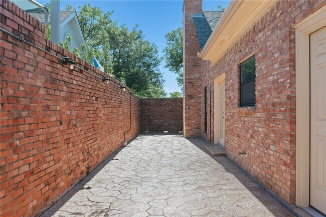 Building Photo - 1205 Brook Hollow Dr