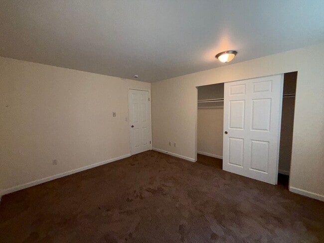 Building Photo - 2 Bed 1 Bath Totem Lake Condo