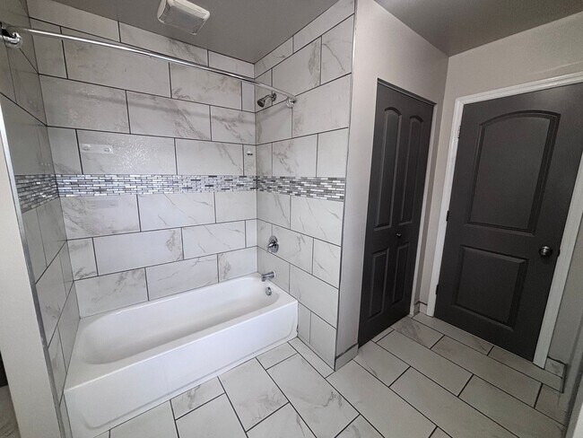 Building Photo - Heart of Webster Groves! *** Large One Bed...
