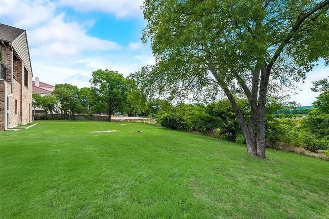 Building Photo - 8542 Meadowbrook Dr
