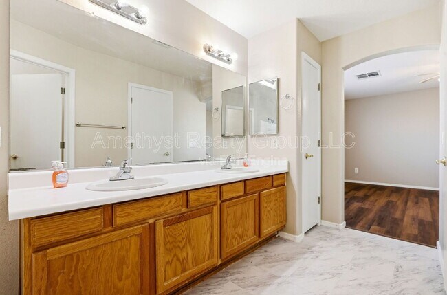 Building Photo - 3722 N 105th Dr