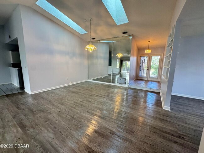 Building Photo - 1921 Sprucewood Way