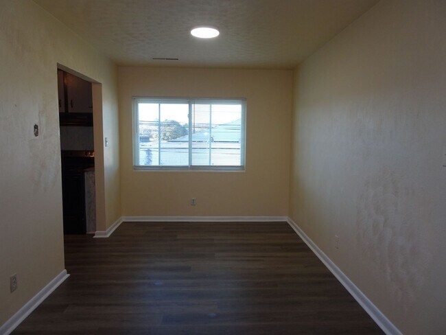 Building Photo - 2 Bedroom 1 Bathroom Apartment Rental in N...