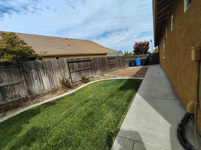 Building Photo - 880 Raccoon Valley Dr