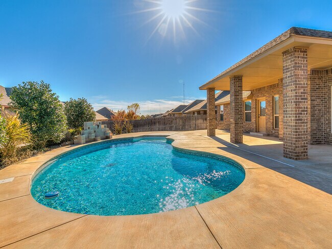 Building Photo - Highly Sought After Stonebridge Addition +...