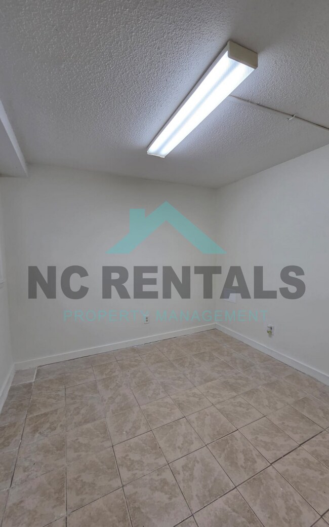 Building Photo - 7000 Longstreet Dr