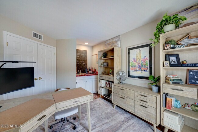 Building Photo - 2511 E Shaw Butte Dr