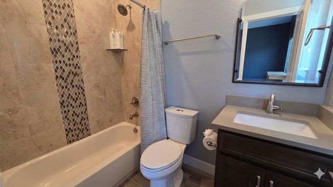 Building Photo - Modern 4 Bedroom 5 Bath Townhome - With Lots of Natural Light and Great Views!