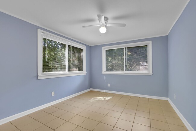 Building Photo - Beautiful, Newly Renovated 5 Bed 2 Bath si...