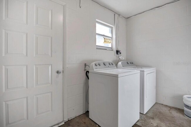 Building Photo - 14025 SE 54 Ct