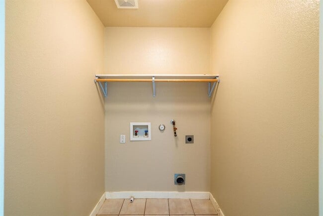 Building Photo - 2102 Laura Ct