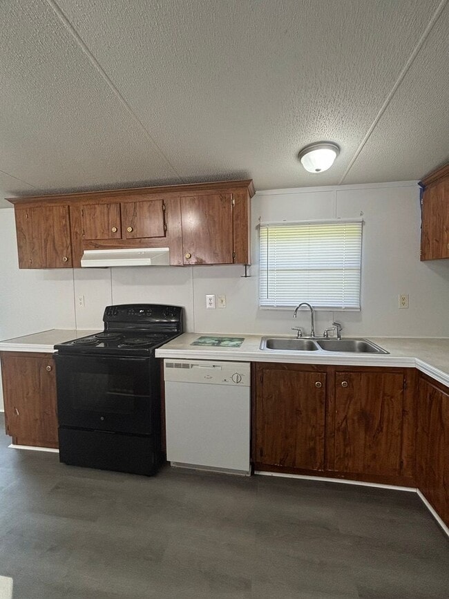 Building Photo - Wedgefield Community