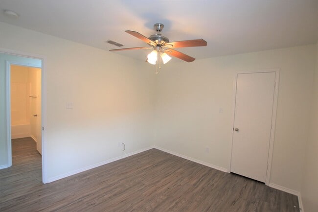 Building Photo - Beautifully updated 3 bedroom 2 bath home ...