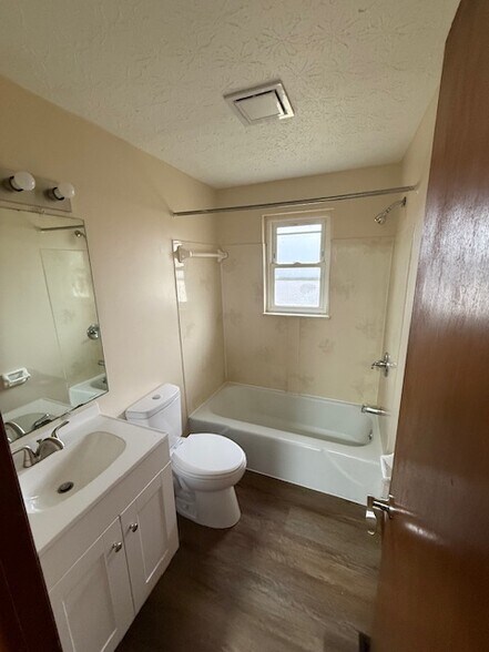 Building Photo - 3402 Beachworth Dr