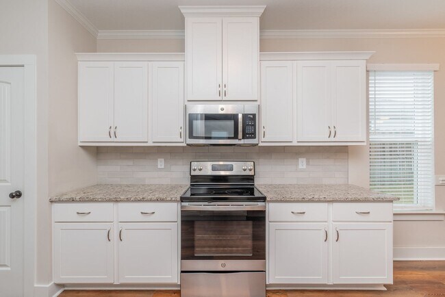 Building Photo - Beautiful and spacious 2 Story in Summerto...