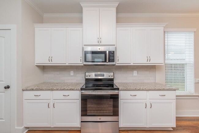 Building Photo - Beautiful and spacious 2 Story in Summerton Village!   ** HOLIDAY SPECIAL! **