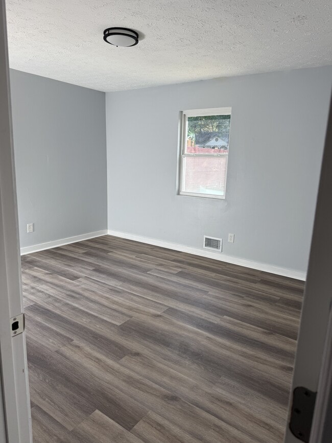 Building Photo - 453 Azalea Dr