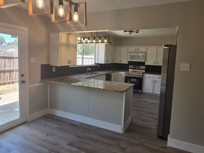 Building Photo - Charming 3-Bedroom Home on Spacious Lot Ne...