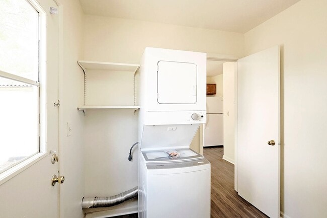 Building Photo - Move-in Ready/Pet-Friendly Briarwood Duplex