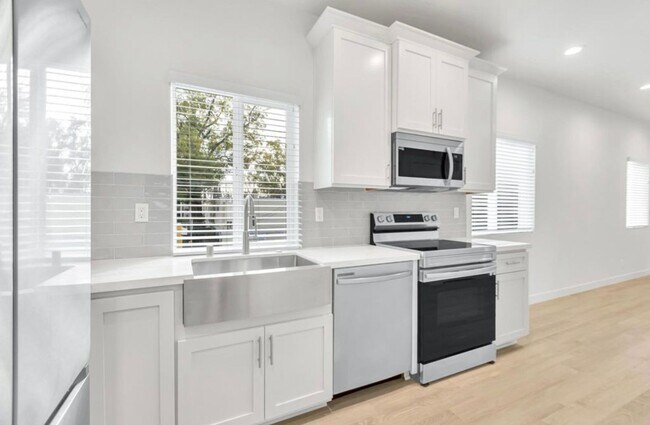 Building Photo - 2 bedroom / 1 bath | Midtown Duplex Available Now