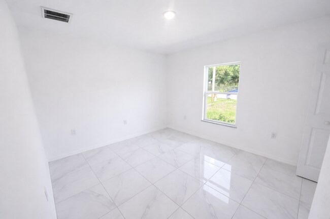 Building Photo - Beautiful 3 bedroom home Sw Lehigh Acres