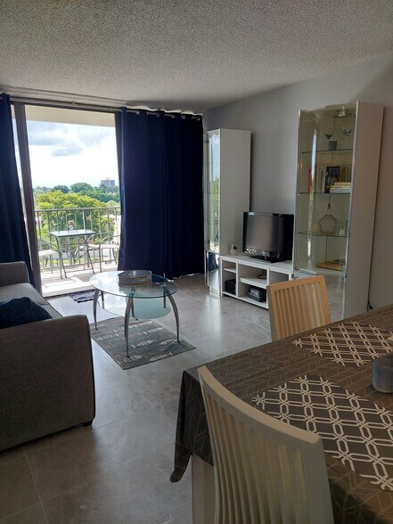 Building Photo - 1830 Embassy Dr