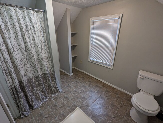 Building Photo - Beautiful 3 bedroom home with covered fron...