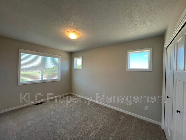 Building Photo - 601 Hart Ln
