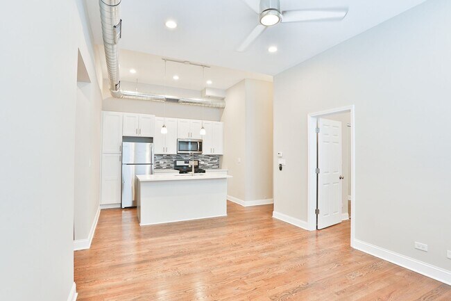 Building Photo - Gorgeous 1Bed in Logan Square! Condo Quality! In-Unit Laundry! Central Air! Stainless Steel!
