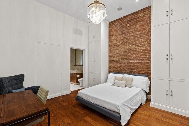 Building Photo - 10 E 14th St